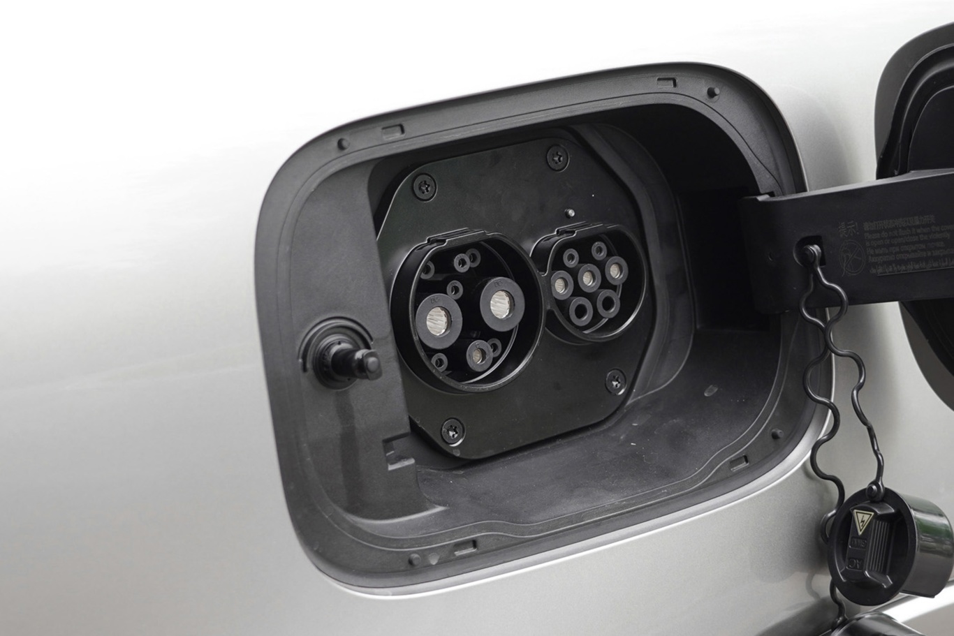 PA66+30%GF阻燃增強(qiáng)材材料用于電動(dòng)汽車充電口